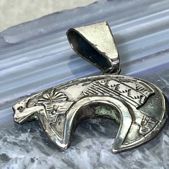 Vintage Native American Sterling Silver STORYTELLER Handmade BEAR FETISH Pendant - Picture 5 of 10